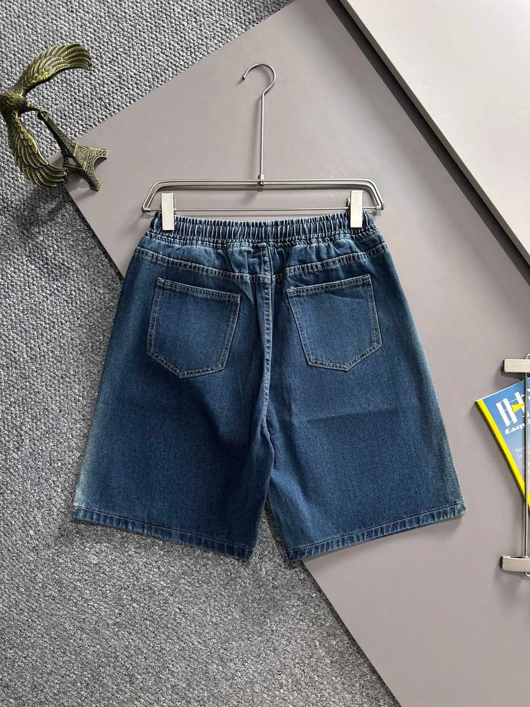 🅿️330 Stone Island 2025 new summer jeans and denim shorts are woven from imported Japanese Denim plain cotton denim fabrics. They are complete with three standards. The top stonewashing process makes the texture reach the old taste of the 1980s. It is soft, delicate, comfortable and breathable. The color has a modern and fashionable vicissitudes. The upper body is versatile and fashionable! Light luxury, a must-have item for daily commuting! Size: S-2XL (please state your height and weight when placing an order)